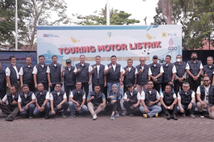 Wakil Wali Kota Solok, Ramadhani Kirana Putra saat menghadiri launching sepeda motor listrik PLN UIW Sumbar di Padang.(Prokomp)