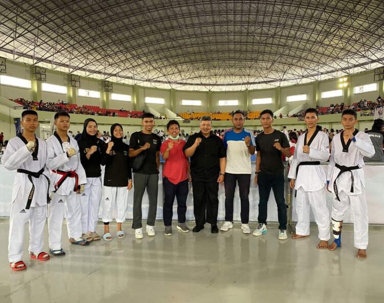 Ketua TI Sumbar, H. Zul Elfian Umar saat bersama kontingen Taekwondo PPLP Sumbar di Kejurnas Tangerang.(Prokomp)