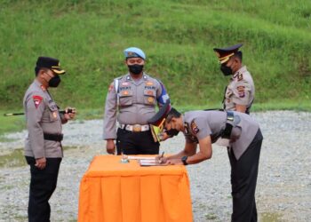 Serahterima jabatan Kabag Ops Polres Solok dari Kompol Ombri Yan Sahureka kepada Kompol Kompol Andri Nugroho Saputro.(Ist)