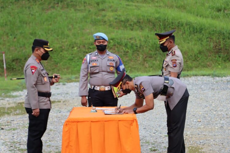 Serahterima jabatan Kabag Ops Polres Solok dari Kompol Ombri Yan Sahureka kepada Kompol Kompol Andri Nugroho Saputro.(Ist)