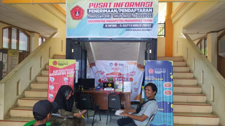 Pusat pendaftaran mahasiswa baru di kampus UMMY Solok.(Klikpositif/Syafriadi)