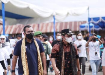 Stafsus Kementrian BUMN< Arya Sinulingga dan Wawako Solok meninjau pasar rakyat dan bazaar UMKM di Terminal Bareh Solok.(Prokomp)