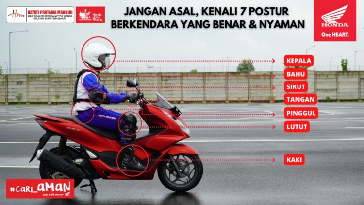 Dwi Oktawijaya Instruktur Safety Riding Astra Honda Motor memperagakan postur berkendara.