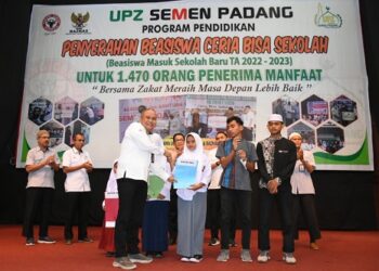 Direktur Keuangan dan Umum PT Semen Padang Oktoweri menyerahkan beasiswa UPZ Baznas PT Semen Padang kepada salah seorang perwakilan pelajar di GSG Semen Padanng, Selasa (19/7/2022).