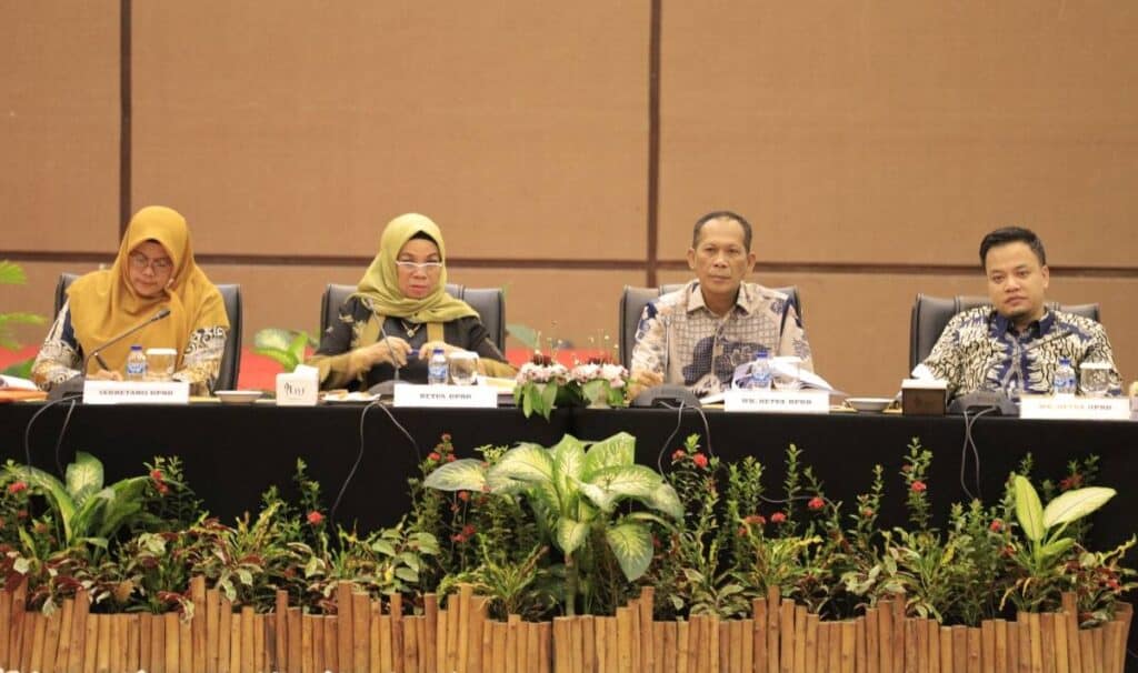 Ketua DPRD Kota Solok, Hj. Nurnisma bersama pimpinan saat memimpin jalannya sidang pembahasan KUA PPAS APBD 2023 di Hotel Truntum Padang.(Ist)