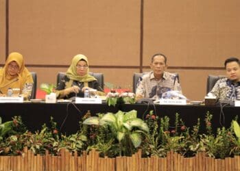 Ketua DPRD Kota Solok, Hj. Nurnisma bersama pimpinan saat memimpin jalannya sidang pembahasan KUA PPAS APBD 2023 di Hotel Truntum Padang.(Ist)