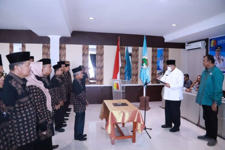 Pengukuhan ketua dan jajaran pengurus Dekopinda Kota Solok di Hotel Premiere.(Prokomp)