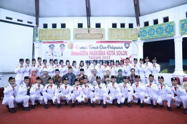 Paskibra Kota Solok bersama Wali Kota, H. Zul Elfian Umar dan DPRD saat jamuan di Balairung 99.(Prokomp)