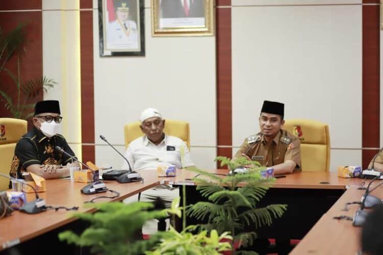 Wawako Solok, Ramadhani Kirana Putra saat melepas keberangkatan secara simbolis penerima umroh  dari Pemko Solok.(Prokomp)