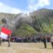 Ilustrasi : Upacara bendera di selter Puncak Gunung Talang.(Ist)