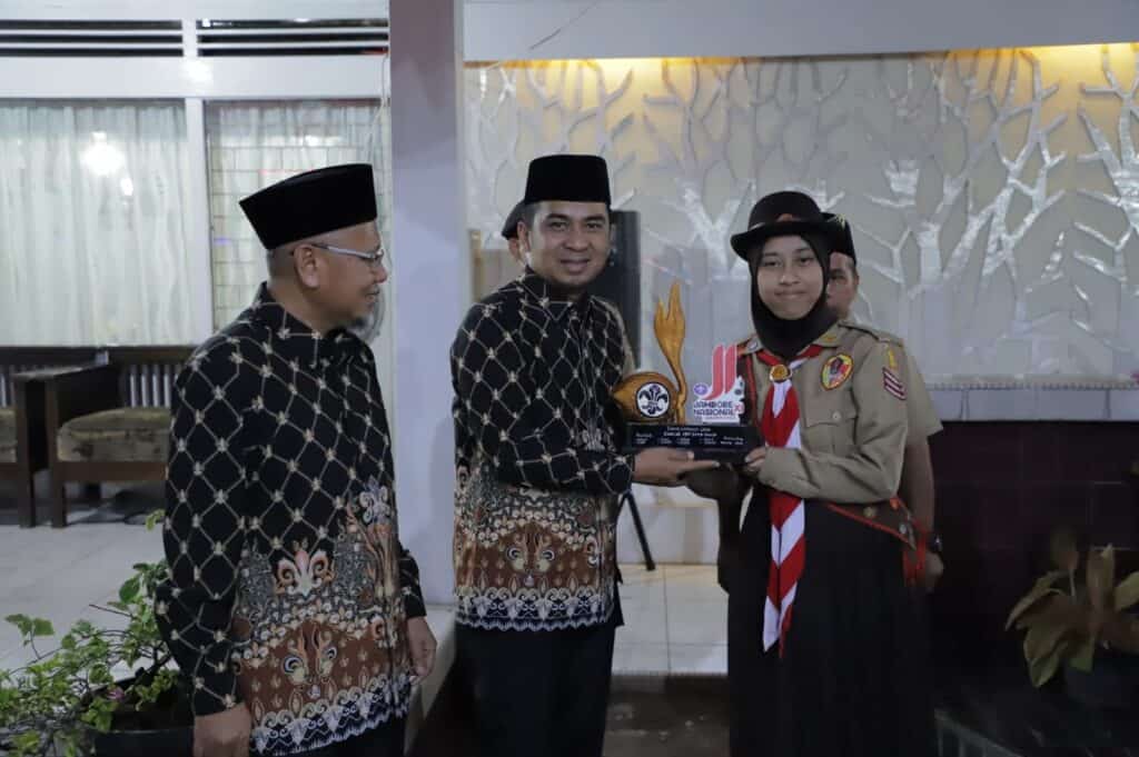 Wakil Wali Kota Solok, Ramadhani Kirana Putra menerima cindera mata dari tim Jamnas ke-XI Pramuka Kota Solok.(Prokomp)