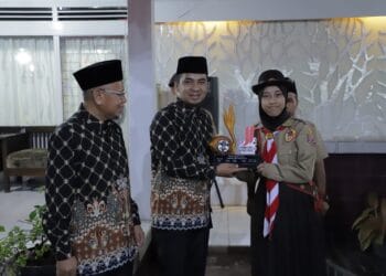 Wakil Wali Kota Solok, Ramadhani Kirana Putra menerima cindera mata dari tim Jamnas ke-XI Pramuka Kota Solok.(Prokomp)