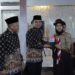 Wakil Wali Kota Solok, Ramadhani Kirana Putra menerima cindera mata dari tim Jamnas ke-XI Pramuka Kota Solok.(Prokomp)