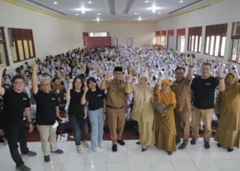 Wakil Wali Kota Solok, Ramadhani Kirana Putra memberikan motivasi terhadap peserta Youth Enterpreneurship program di SMKN 1 Kota Solok.(Prokomp)