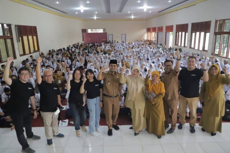 Wakil Wali Kota Solok, Ramadhani Kirana Putra memberikan motivasi terhadap peserta Youth Enterpreneurship program di SMKN 1 Kota Solok.(Prokomp)