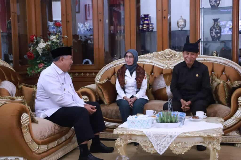 Diskusi ringan Wako Solok, H. Zul Elfian Umar bersama ketuaa tim studi isu strategis nasional PPRA 64 Lemhanas RI di Rumah Dinas Wali Kota Solok.(Prokomp)