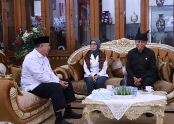 Diskusi ringan Wako Solok, H. Zul Elfian Umar bersama ketuaa tim studi isu strategis nasional PPRA 64 Lemhanas RI di Rumah Dinas Wali Kota Solok.(Prokomp)