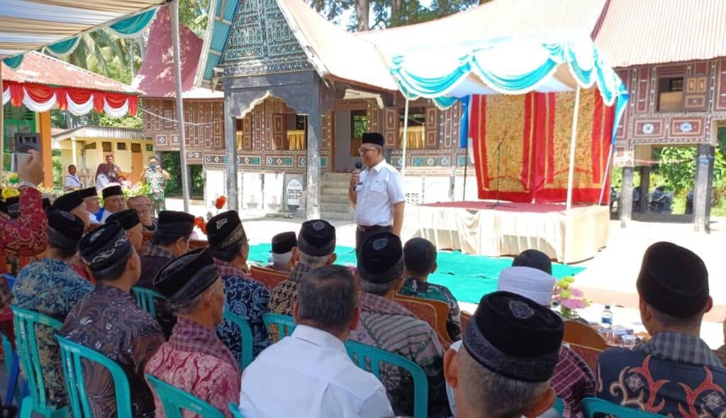 Bupati Solok, H. Epyardi Asda saat mendengarkan aspirasi masyarakat di Nagari Muaro Paneh, Kecamatan Bukik Sundi.(Ist)