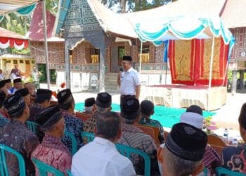 Bupati Solok, H. Epyardi Asda saat mendengarkan aspirasi masyarakat di Nagari Muaro Paneh, Kecamatan Bukik Sundi.(Ist)