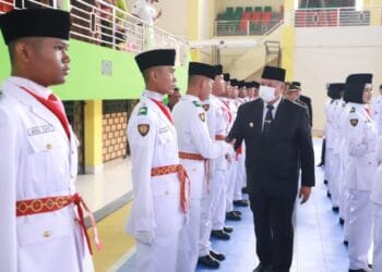 Wali Kota Solok, H. Zul Elfian Umar memberikan selamat kepada seluruh anggota Paskibra Kota Solok tahun 2022.(Prokomp)