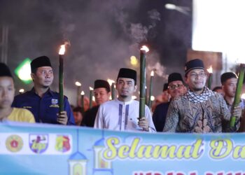 Wakil Wali Kota Solok, Ramadhani Kirana Putra memimpin pawai obor penyambutan tahun baru Islam 1444 Hijriah di Kelurahan Tanah Garam.(Prokomp)