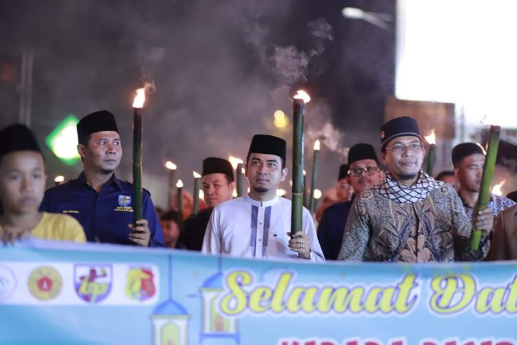 Wakil Wali Kota Solok, Ramadhani Kirana Putra memimpin pawai obor penyambutan tahun baru Islam 1444 Hijriah di Kelurahan Tanah Garam.(Prokomp)