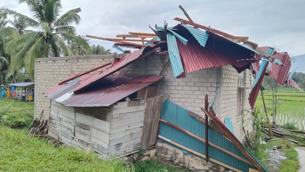 Rusak parah, kondisi rumah warga usai diterjang hujan deras dan badai di Nagari Muaro Paneh, Kabupaten Solok.(Ist)