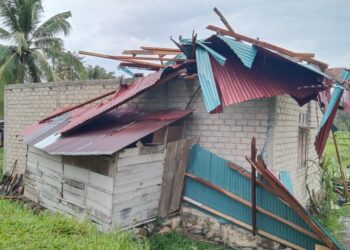 Rusak parah, kondisi rumah warga usai diterjang hujan deras dan badai di Nagari Muaro Paneh, Kabupaten Solok.(Ist)