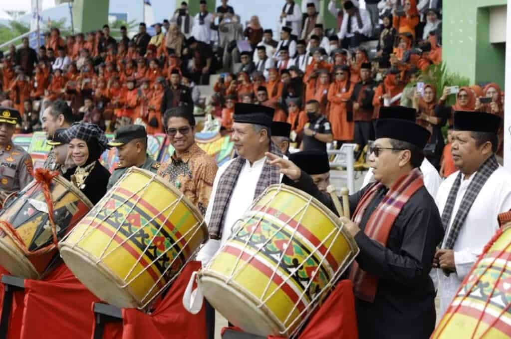 Semarak,Wali Kota Solok, H. Zul Elfian Umar saat melaunching Muatan Lokal Bahasa dan Sastra Minangkabau di Lapangan Merdeka Kota Solok.(Prokomp)