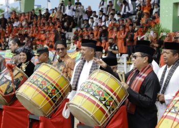 Semarak,Wali Kota Solok, H. Zul Elfian Umar saat melaunching Muatan Lokal Bahasa dan Sastra Minangkabau di Lapangan Merdeka Kota Solok.(Prokomp)