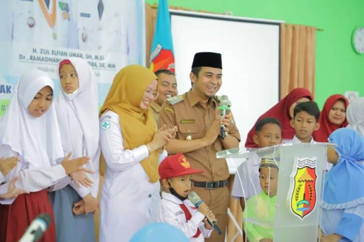 Meriahkan peringatan HAN 2022, Wawako Solok, Ramadhani Kirana Putra bersama istri bermain bersama anak-anak pelajar Kota Solok.(Prokomp)