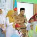 Meriahkan peringatan HAN 2022, Wawako Solok, Ramadhani Kirana Putra bersama istri bermain bersama anak-anak pelajar Kota Solok.(Prokomp)