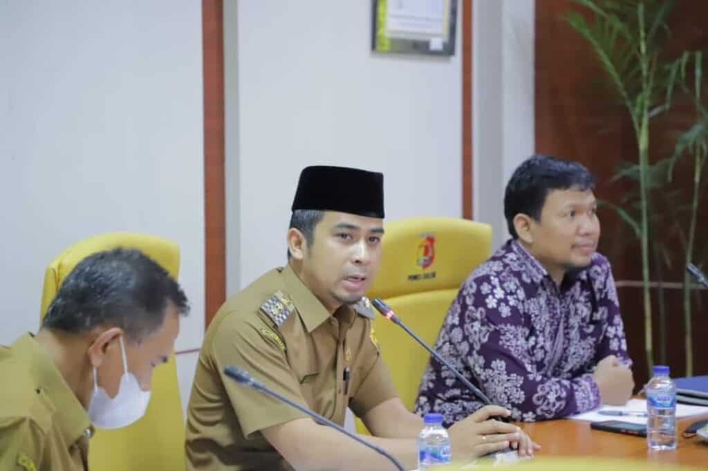 Wakil Wali Kota Solok, Dr. Ramadhani Kirana Putra saat membuka rakor bersama tim KPK RI di Balai Kota Solok.(Prokomp)