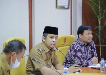 Wakil Wali Kota Solok, Dr. Ramadhani Kirana Putra saat membuka rakor bersama tim KPK RI di Balai Kota Solok.(Prokomp)