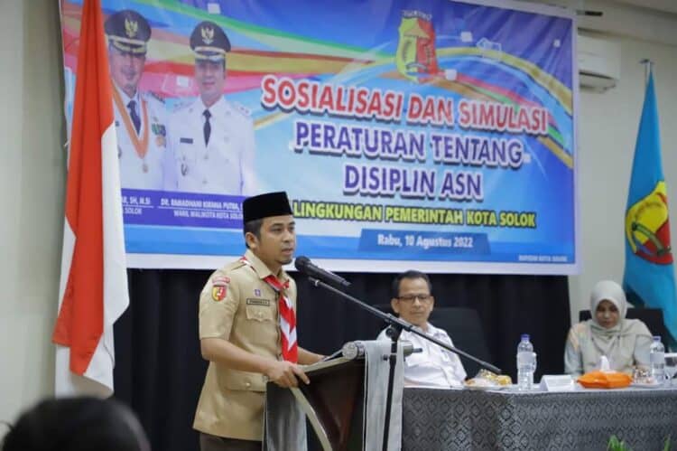 Wawako Solok, Ramadhani Kirana Putra membuka sosialisasi Peraturan Pemerintah Nomor 94 Tahun 2021 di Hotel Taufina Kota Solok.(Prokomp)