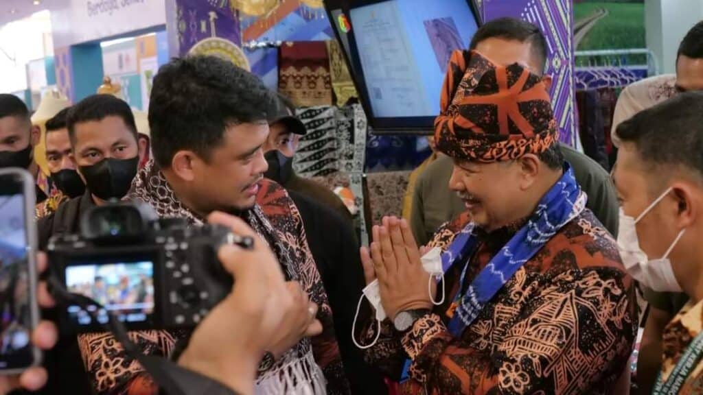 Wali Kota Medan, Bobbi Nasution saat mengunjungi stand Kota Solok.(Prokomp)