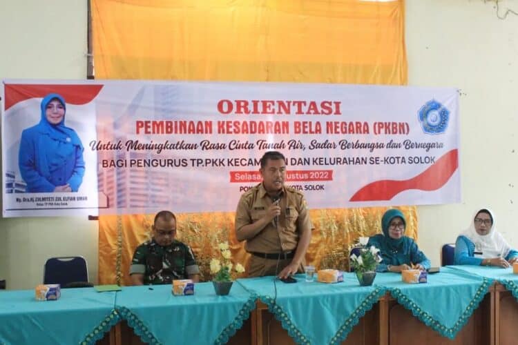 Kepala Dinas Pemberdayan Masyarakat Perempuan Dan Perlindungan Anak Kota Solok, Delfianto membuka orientasi PKBN bagi kader PKK kecamatan dan kelurahan se-Kota Solok.(Ist)