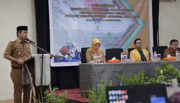 Wakil Wali Kota Solok, Ramadhani Kirana Putra saat membuka pelatihan digitalisasi branding bagi pelaku pariwisata di Kota Solok.(Prokomp)