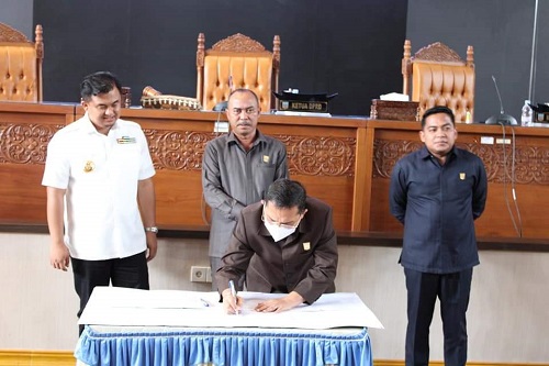 Wakil ketua DPRD Adi Gunawan menandatangani serah terima berita acara