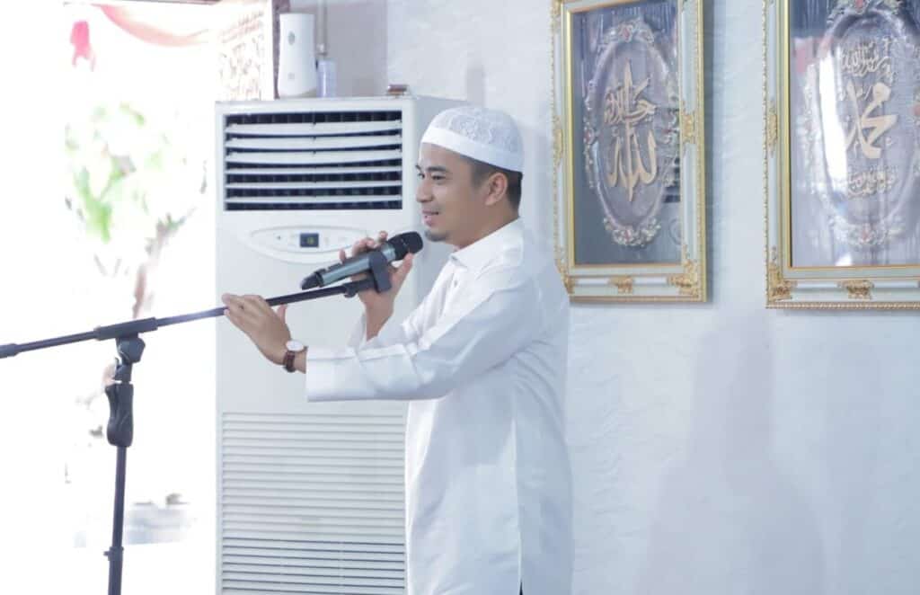 Wakil Wali Kota Solok, Dr. H. Ramadhani Kirana Putra saat silaturahmi dengan jemaah haji keberangkatan tahun 2022 di kediaman dinasnya.(Prokomp)