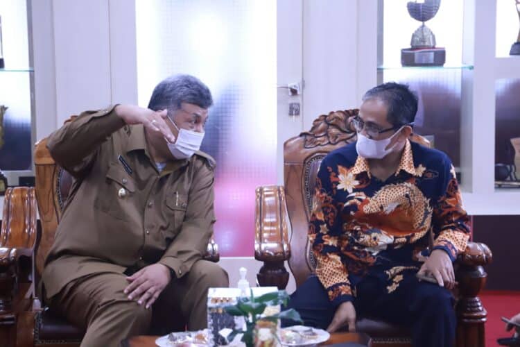 Wali Kota Solok, H. Zul Elfian Umar saat berbincang dengan Kepala BPK Perwakilan Sumbar, Arif Agus.(Prokomp)