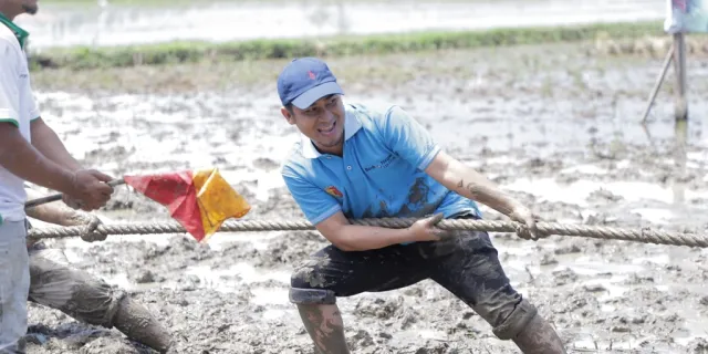 Bergelimang lumpur, Wawako Solok Ramadhani Kirana Putra menikmati lomba tarik tambang baluluak dalam RSGB 2022.(Ist)