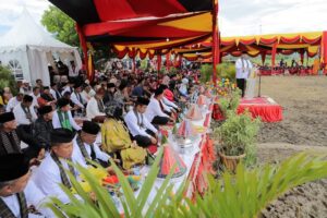 Tradisi makan baronjin di areal Sawah Solok menjadi penutup rangkaian event Rang Solok Baralek Gadang 2022.(Prokomp)