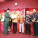 Anggota DPRD Sumbar saat menerima penghargaan dari Ketua HAKLI Indonesia diatas panggung