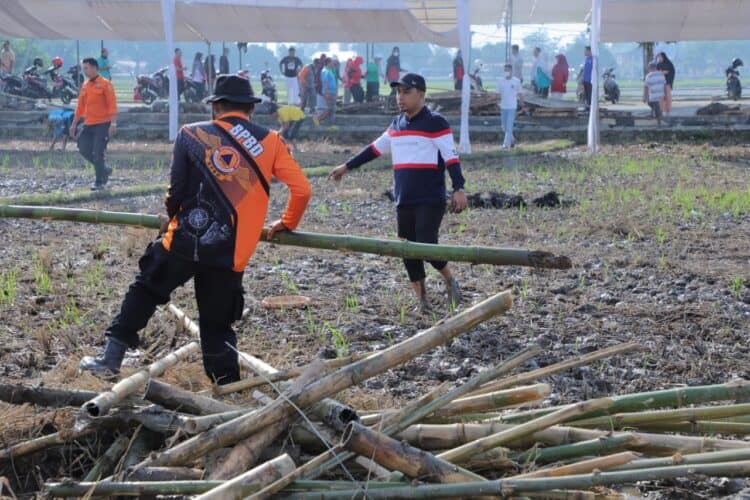 Wakil Wali Kota Solok, Ramadhani Kirana Putra memimpin langsung goro pembersihan lokasi event Rang Solok Baralek Gadang.(Prokomp)