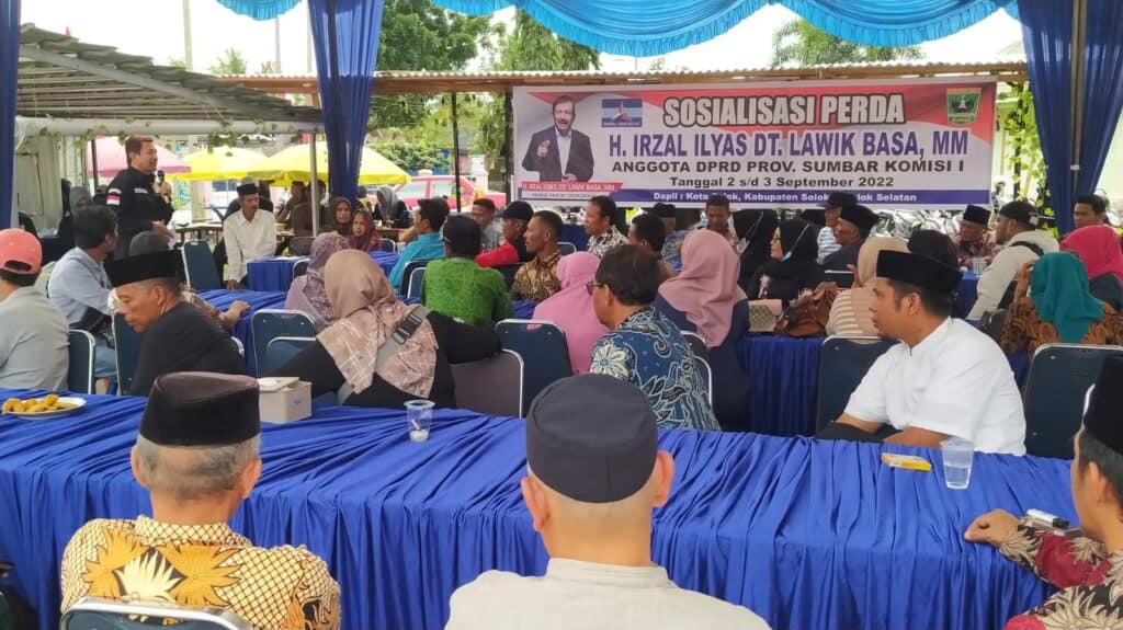 Anggota DPRD Sumbar, H. Irzal Ilyas Dt. Lawik Basa menyampaikan sosialisasi terkait Perda nomor 9 tahun 2018 terhadap RT, RW dan kelurahan di Kecamatan Lubuk Sikarah, Kota Solok.(Klikpositif)