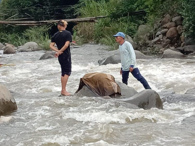 Proses evakuasi jasad pria lansia dari dalam sungai di Kecamatan Lembah Gumanti Kabupaten Solok.(Ist)