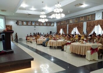Wako Solok dan kepala daerah se Sumatra Barat mendengarkan arahan Menpan RB di Gubernuran Sumbar.(Ist)