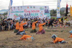 Tarian kolosal Garik Sawah Solok menyemarakkan pembukaan Event Rang Solok Baralek Gadang 2022.(Prokomp)