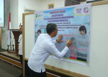 Sekda Kabupaten Solok, Medison menandatangi komitmen penurunan stunting daerah.(Ist)